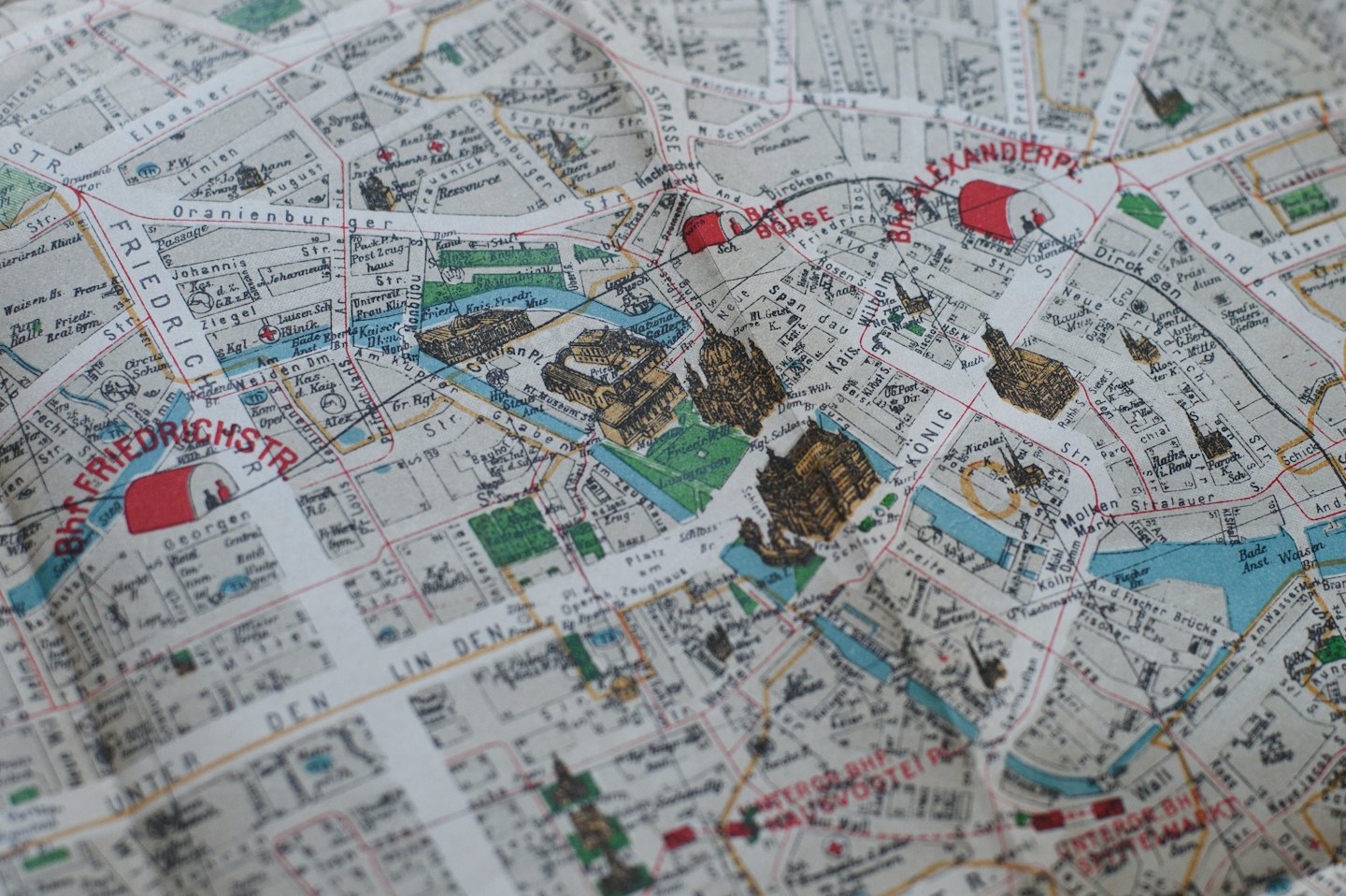 Zerknitterte Vintage-Karte einer europäischen Stadt mit deutschen Straßennamen.