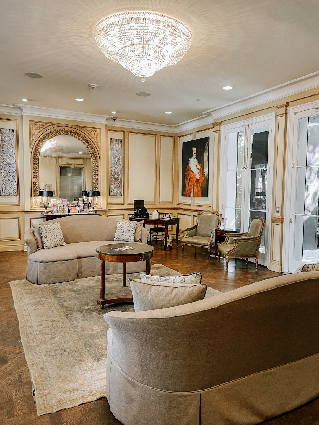 Elegante Hotellobby mit plüschigen Sitzgelegenheiten und einem verzierten Kronleuchter.